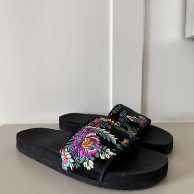Sandali/ciabatte nere con fiori ricamati
