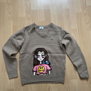 Lacoste beige V-neck sweater with print