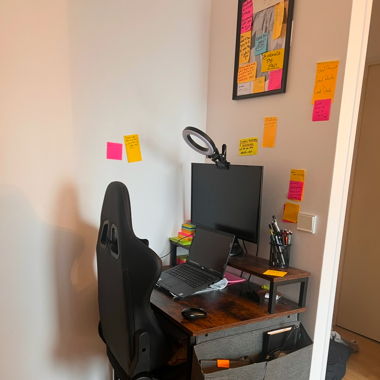 schreibtisch und bürostuhl / Work desk and chair