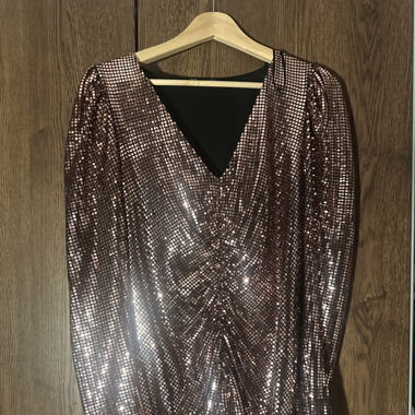 Glänzendes Kleid