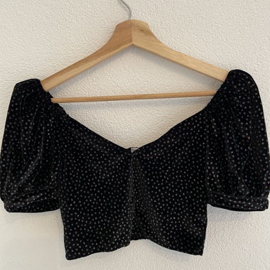 Top corto nero in velluto a pois brillanti