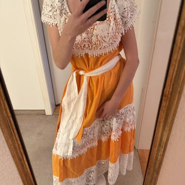 Schönes oranges Kleid