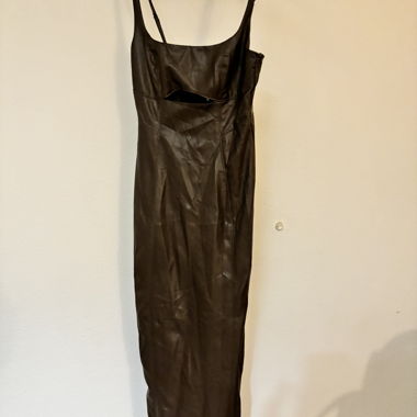 Vestito in ecopelle marrone Bershka
