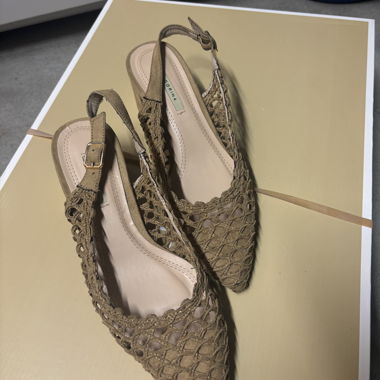 Braune Slingback-Ballerinas mit Flechtmuster