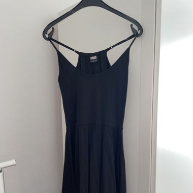 Simples Schwarzes Kleid