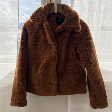 Veste en fourrure marron avec bouton-pression
