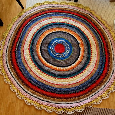 Tappeto rotondo all'uncinetto multicolore. Diametro 190 cm.