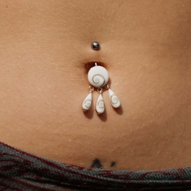 Piercing all’ombelico con ciondolo