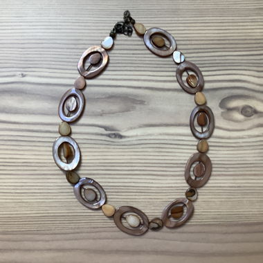 Collier en coquillage brun