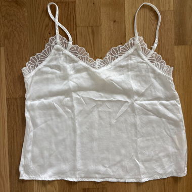 Top in raso bianco con pizzo