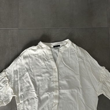 White shirt with details 