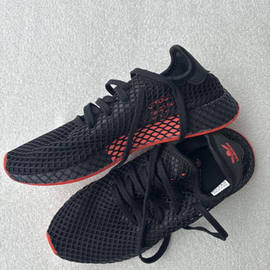 Schwarze und rote adidas Sneakers