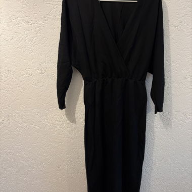 Robe noire à encolure en V