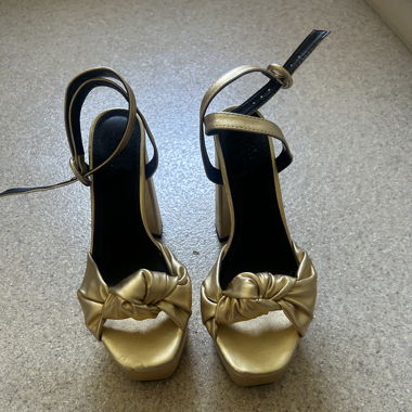Sandalen mit Plateauabsatz und Knotendetail - Gold