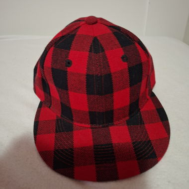 Casquette à carreaux rouge et noire