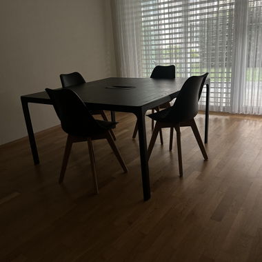 Schwarzer Esstisch mit 4 Stuehlen
