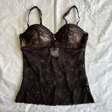 “Eye-catcher” brown lace top with pendant detail