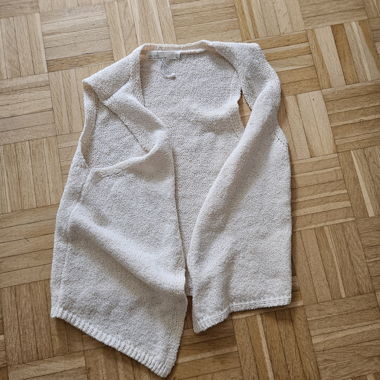 Weisse Strickjacke