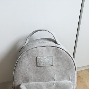 Grauer unbenutzter Rucksack