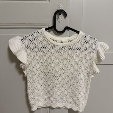 Top in maglia bianco con balze