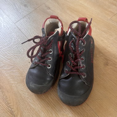 Schwarze und rote Lederschnürstiefeletten