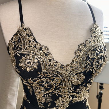 Robe de soirée noire brodée or élégante