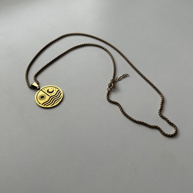 Collana dorata con pendente