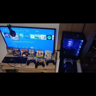 Gaming-Setup mit Bildschirm, PC und Spielen