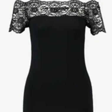 Top nero scollato sulle spalle