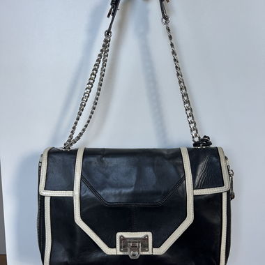 Borsa in pelle nera con dettagli carini