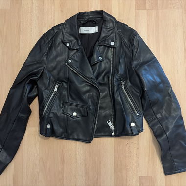 Schwarze Bikerjacke aus Kunstleder