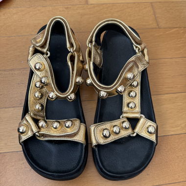 Sandali flat borchiati color oro