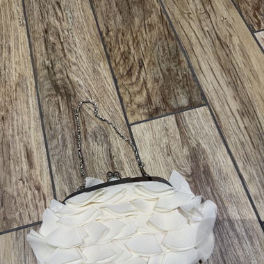 Pochette blanche à froufrous 