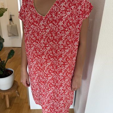 Robe rouge fleuri