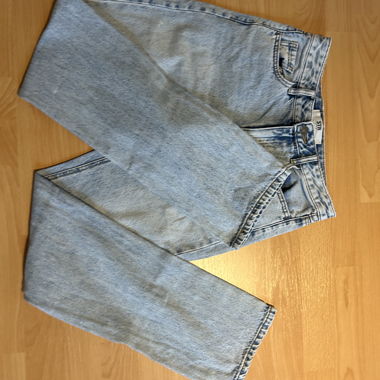 Graue Straight-Leg-Jeans