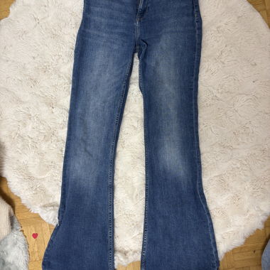 Ausgestellte Jeans