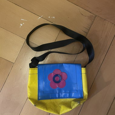 Gelb-blaue Umhängetasche mit Blume