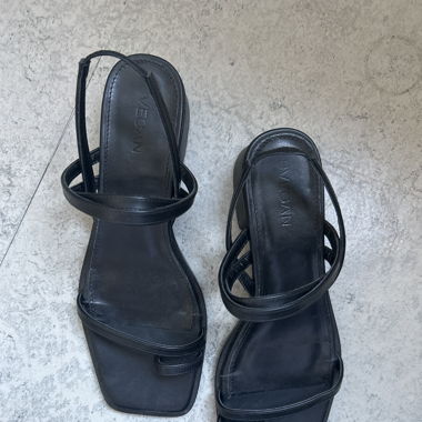 SVEGAN/ALOHAS PUMPS BLACK