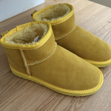 Gelbe UGG-Stiefel