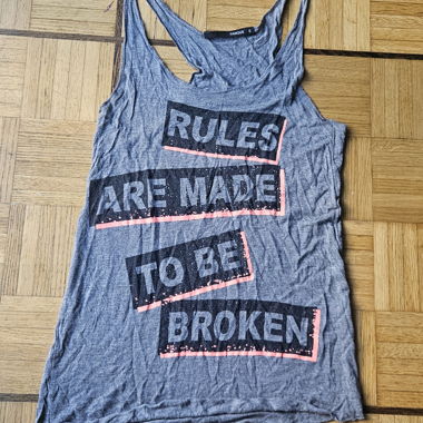 Graues Tanktop mit Botschaft
