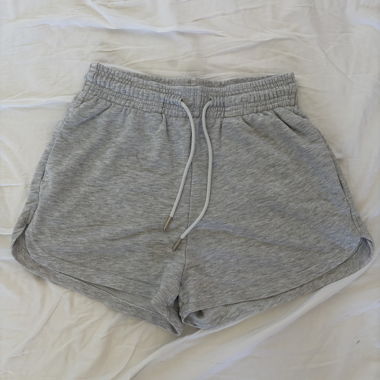 Graue Sweatshorts