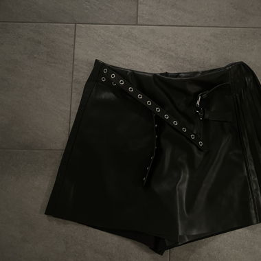 Schwarzer Lederrock mit Shorts unten