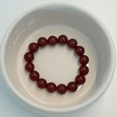 Armband aus rotem Naturstein