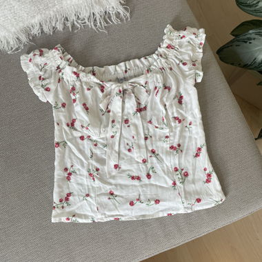Weisse Bluse mit Blumenmuster