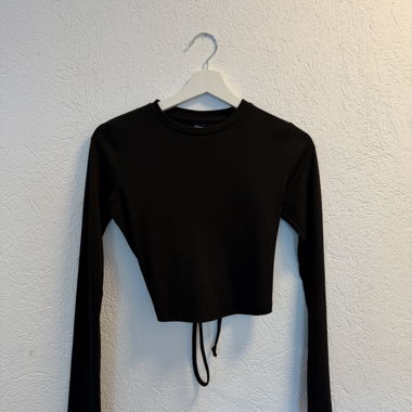 Schwarzes Croptop mit offenem Rücken