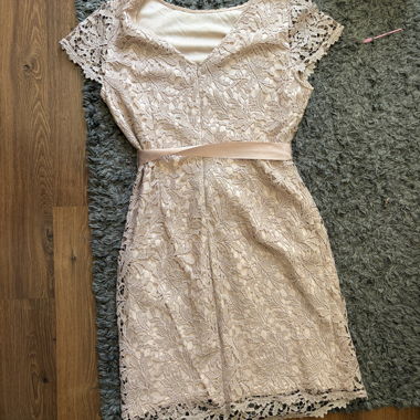Spitzenkleid mit Satinband