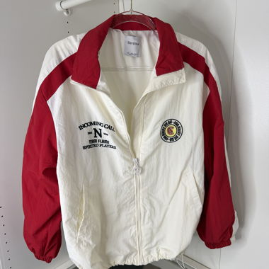 Veste Bershka rouge et blanche