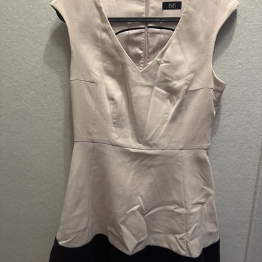 Beiges Kleid mit schwarzem Saum