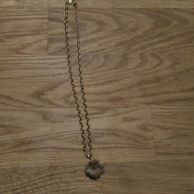Goldfarbene Kette mit Anhänger