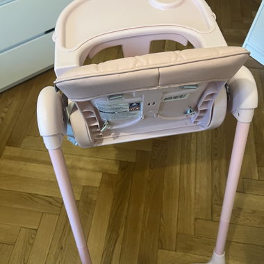 Rosa Baby-Hochstuhl mit Tablett